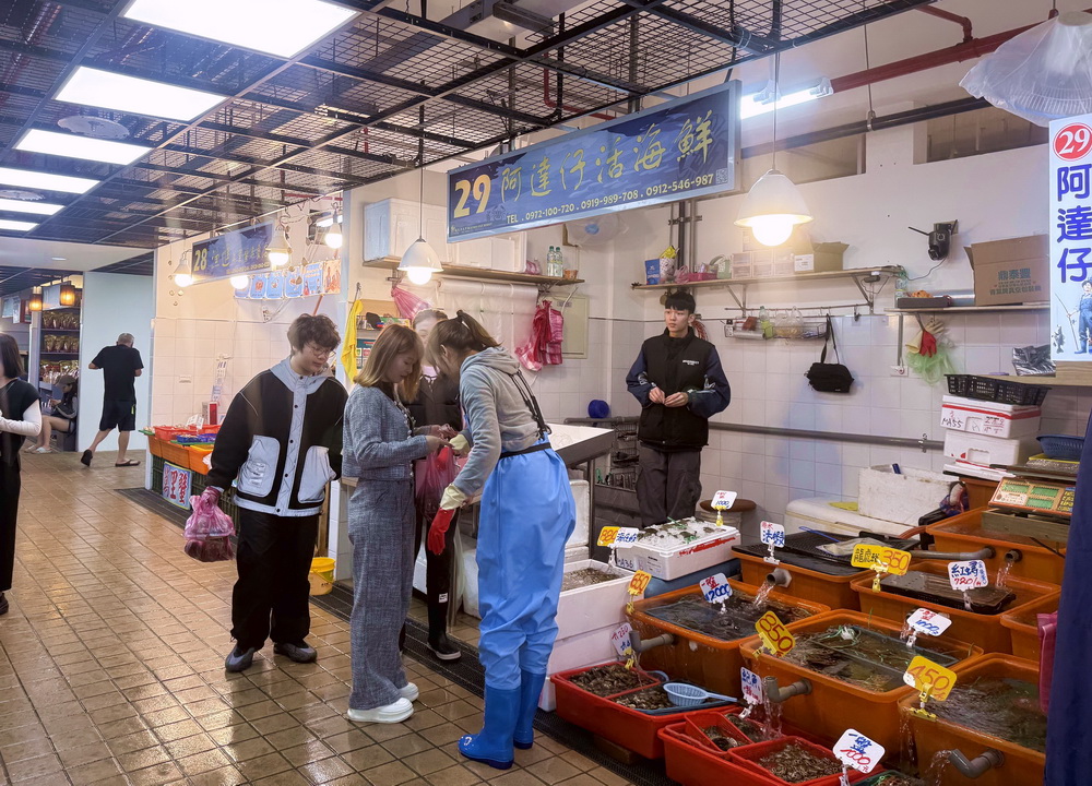 龜吼漁夫市集1樓規劃有32攤生鮮攤、乾貨攤。圖片來源:新北市政府