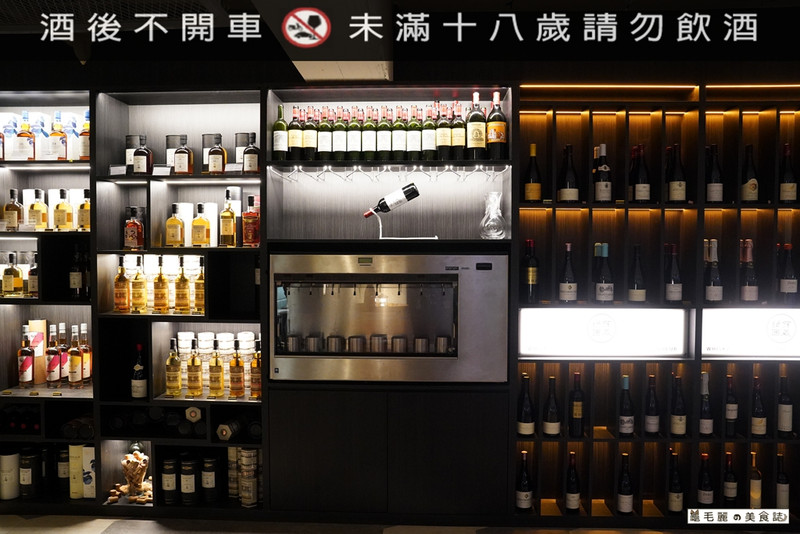 進店裡，前方設有酒吧區，當中也有知名的清酒商「綠芽酒藏」，為當晚提供三款適合搭佐餐點的清酒，美酒佐餐，讓美食大大加分。  貼心提醒：禁止酒駕、未滿十八歲者禁止飲酒
