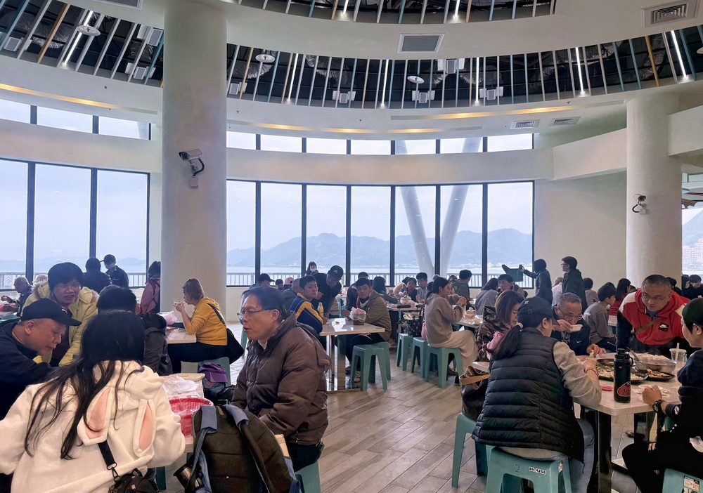 龜吼漁夫市集二樓挑高面海的用餐空間。圖片來源:新北市政府