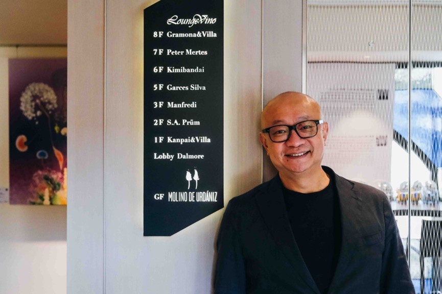 慕舍酒店是全台首創與世界七國八大酒莊聯名的精品旅宿，以「一層一酒莊」為概念，提供旅人不同酒品、創造獨特的住宿體驗，也讓熟客想回訪住不同樓層，喝美酒神遊世界。