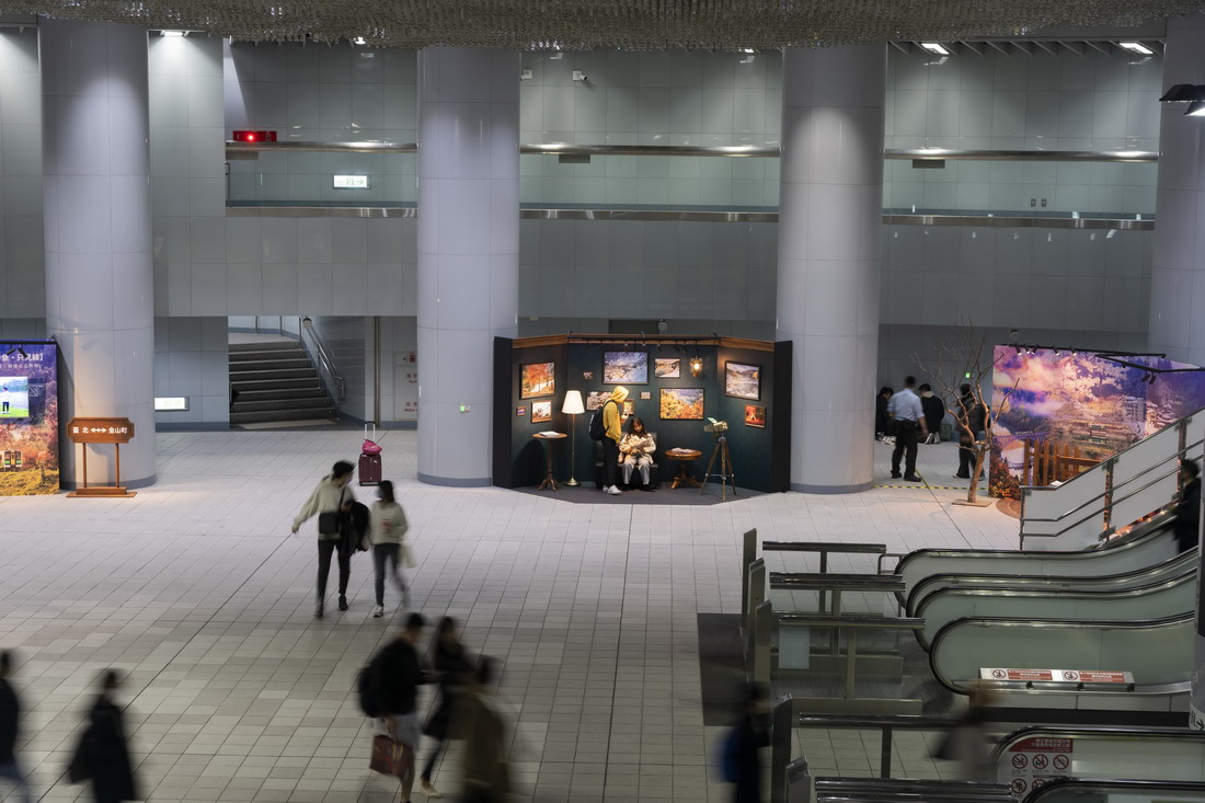 「療癒特急．只見線」攝影展於即日起至3/3，於捷運松山站穹頂廣場展出。圖片來源：台北捷運公司