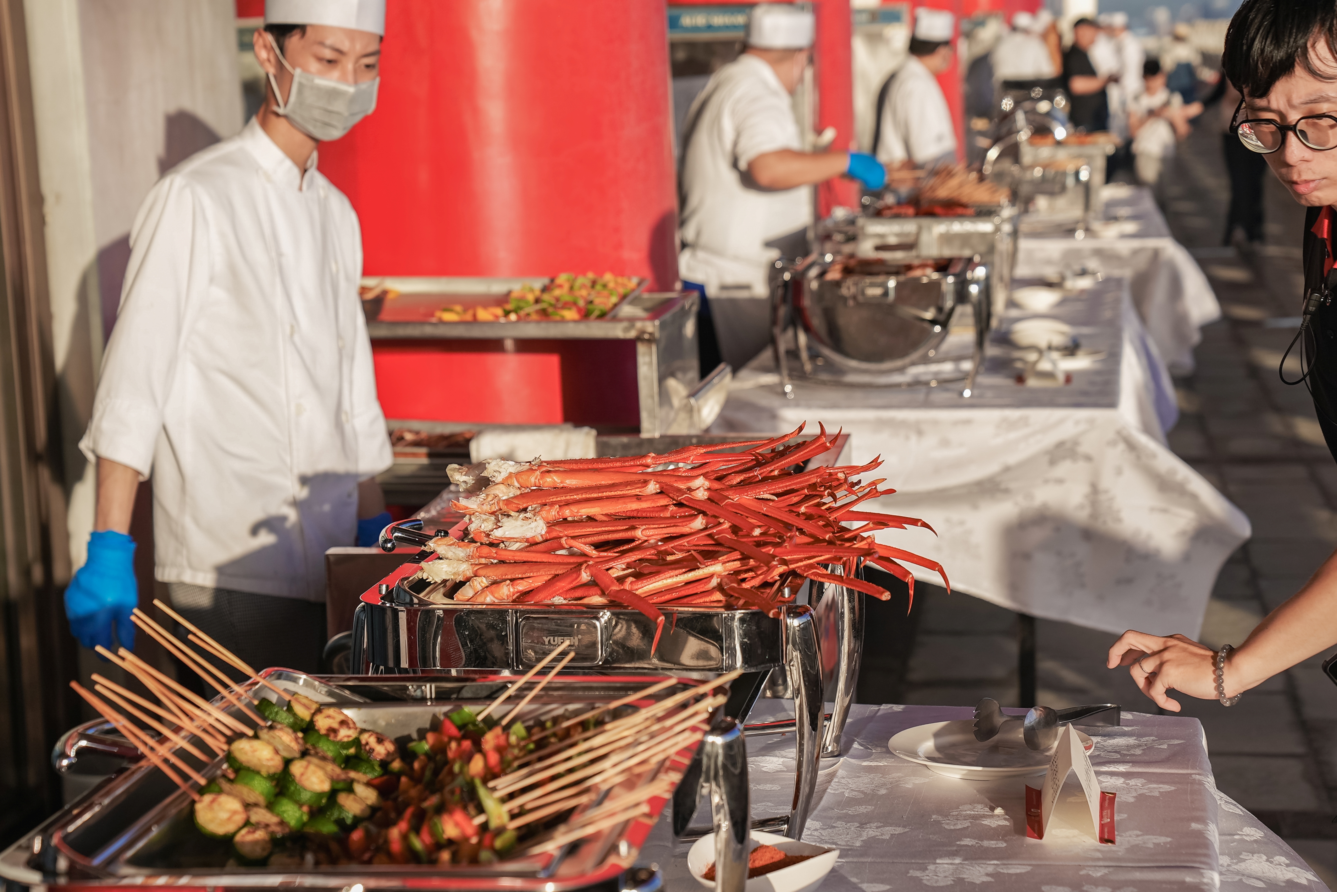 今年圓山中秋星空BBQ再升級!活動當晚主推來自東南亞經典風味的多款燒烤料理,包括馬六甲雞肉沙嗲串、河內燒烤戰斧豬、清邁炭烤松板豬、叄巴辣醬牛小排。圖/圓山大飯店提供