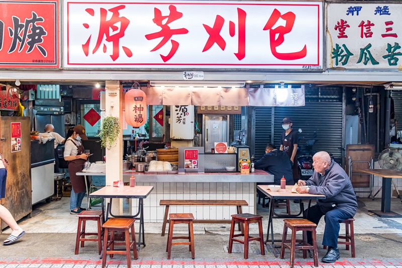 1955年開業的「源芳刈包」,老闆吳黃義在華西街還開了知名的阿義魯肉飯。