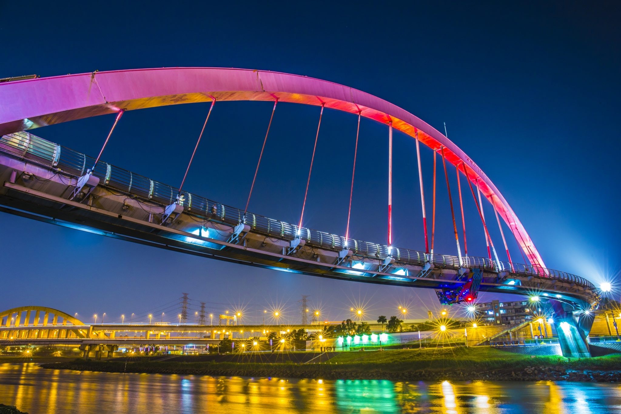 錫口碼頭彩虹橋，於5/1～6/30每晚有5場水舞表演。圖片來源：台北市水利處