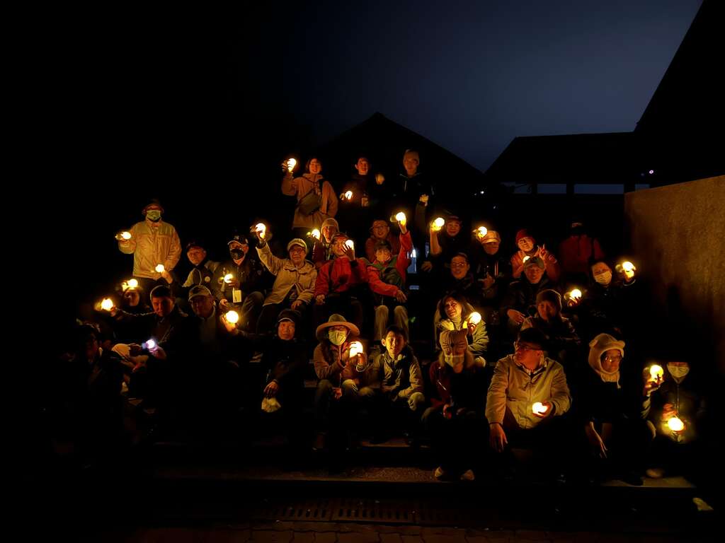 夜探時，團員手持友善環境的微亮光源進行探索，圖片來源：探索東海岸