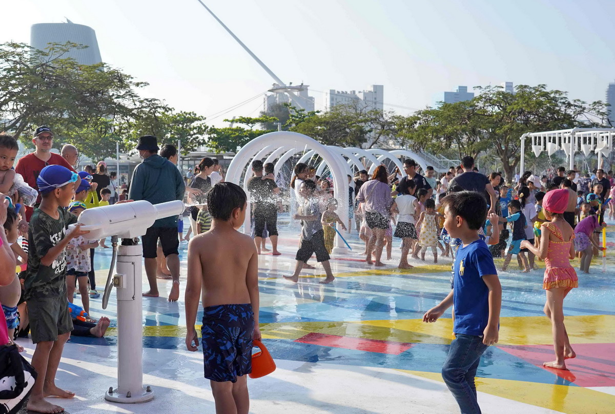 暑期開放的高雄星光公園戲水區，搭乘高雄輕軌即可輕鬆抵達。圖片來源：高雄市政府