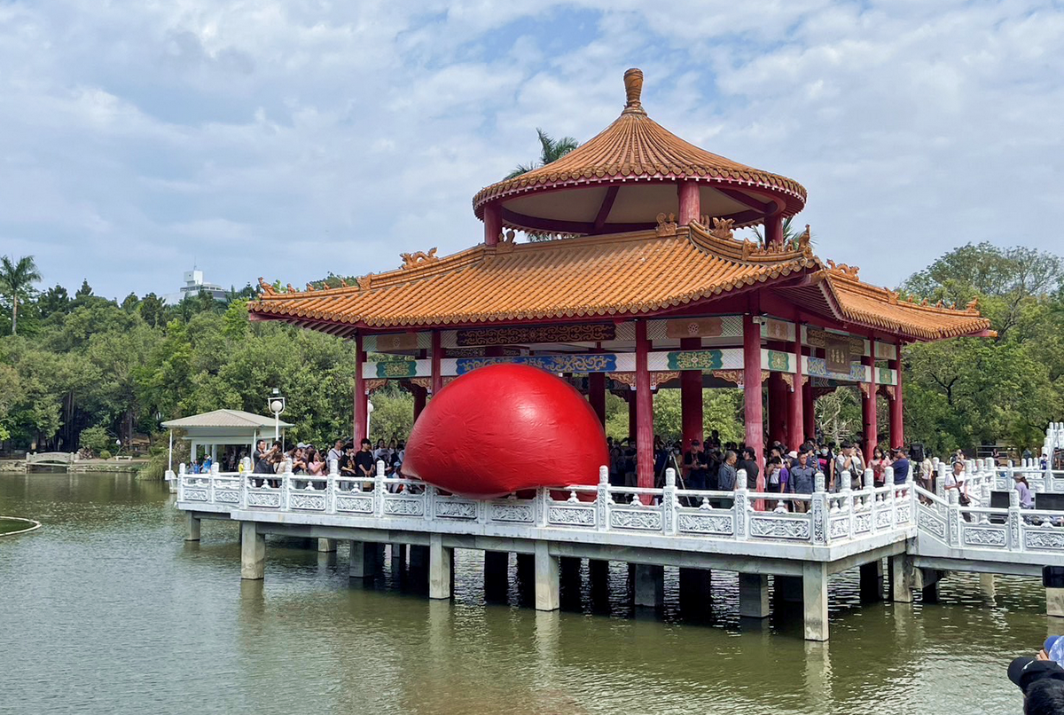 台南紅球計劃以一天一地點展出至4/7。圖片來源：台南市政府