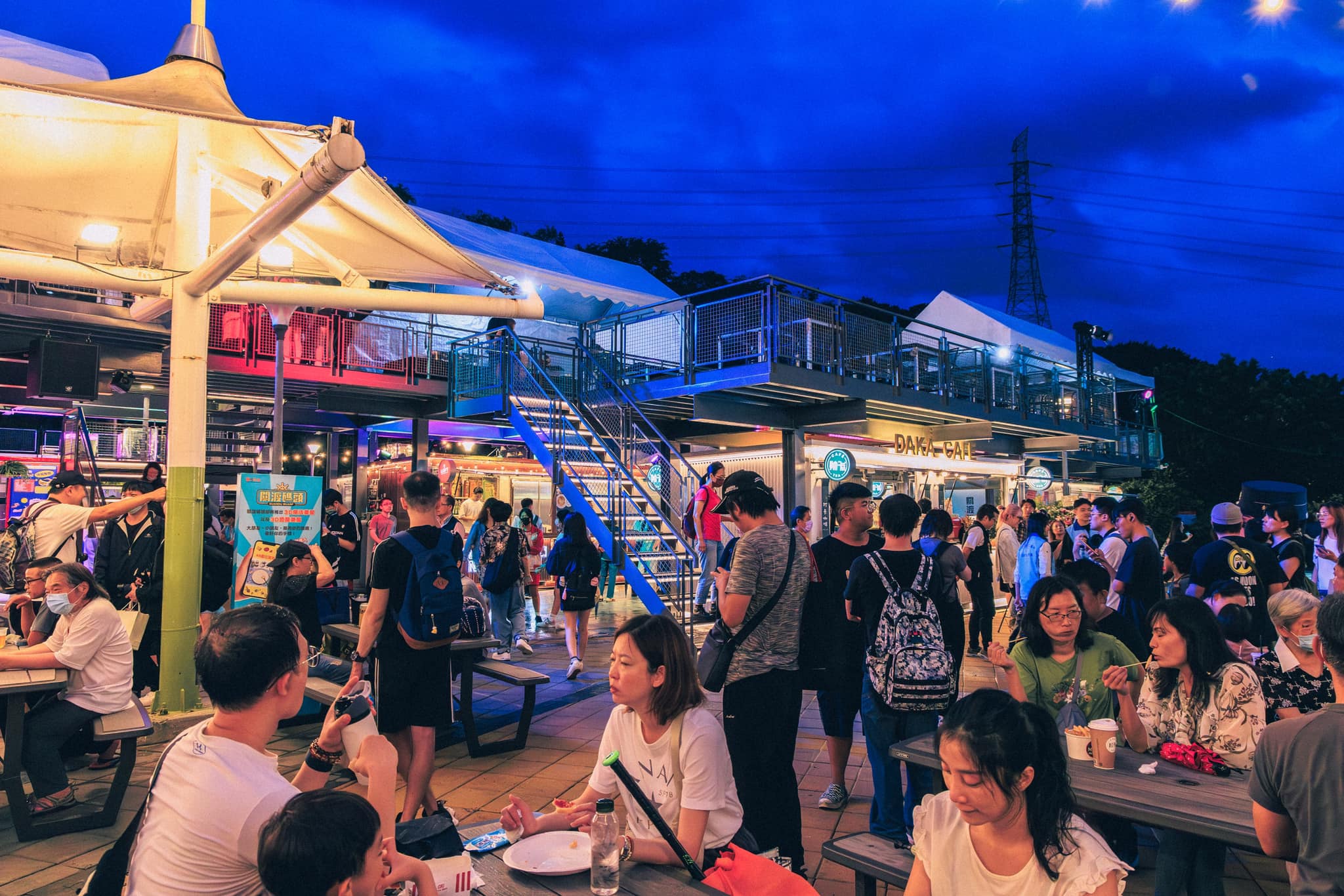 關渡碼頭貨櫃市集於5/21開幕後，齊集１４家異國風餐飲店面進駐。圖片來源：台北市水利局