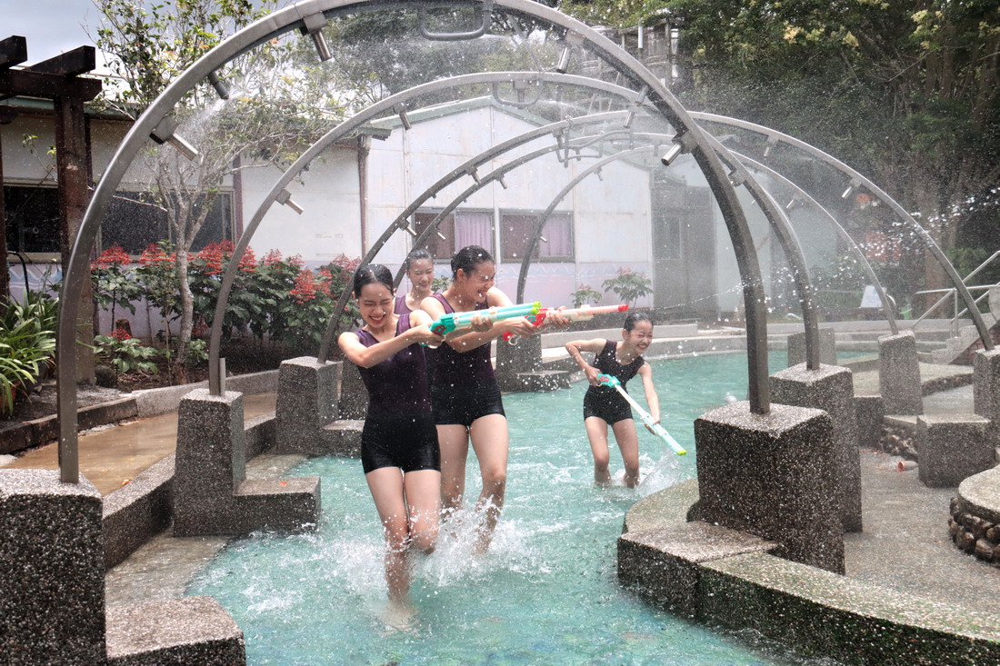 桃米親水公園自即日起至10月底，開放遊客免費戲水（周三、四休園）。