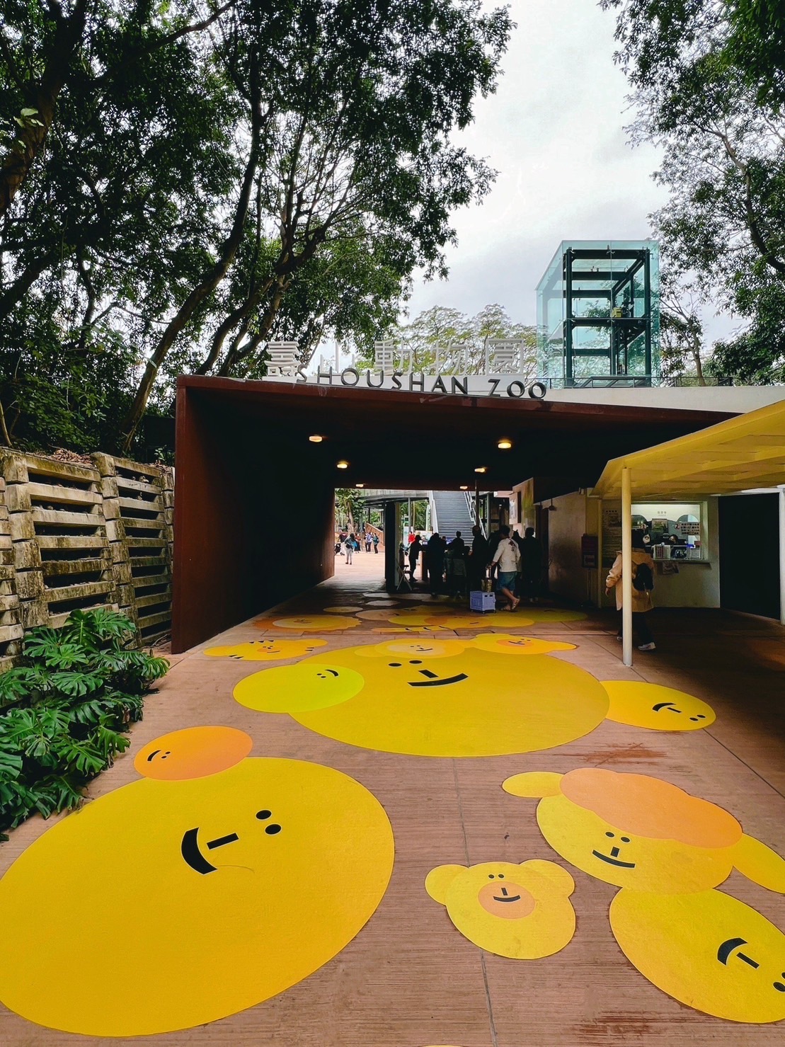 壽山動物園以黃色Q版裝飾喜迎黃色小鴨重返高雄。圖片來源：高雄市政府