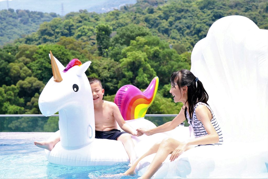 士林萬麗酒店暑假期間的戶外無邊際泳池，增設許多童趣十足的充氣式遊具。圖片來源：士林萬麗酒店