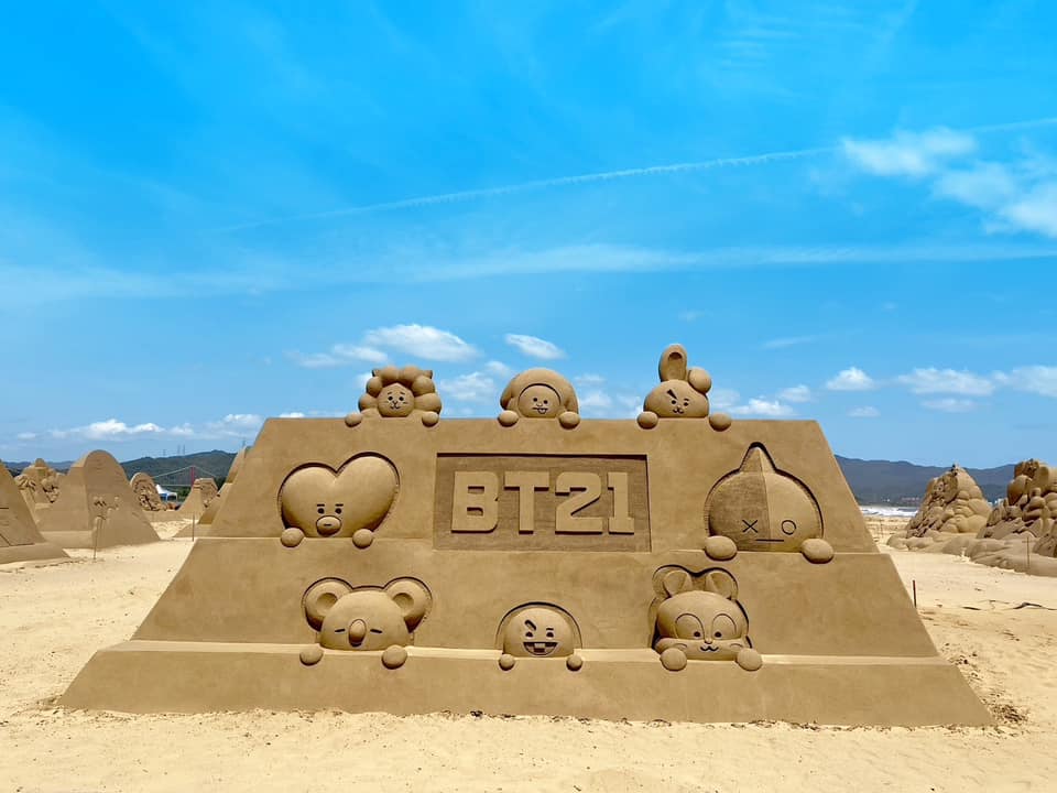 今年的沙雕藝術季可見到LINE FRIENDS旗下眾多IP，如BT21等40座沙雕。圖片來源：東北角之友