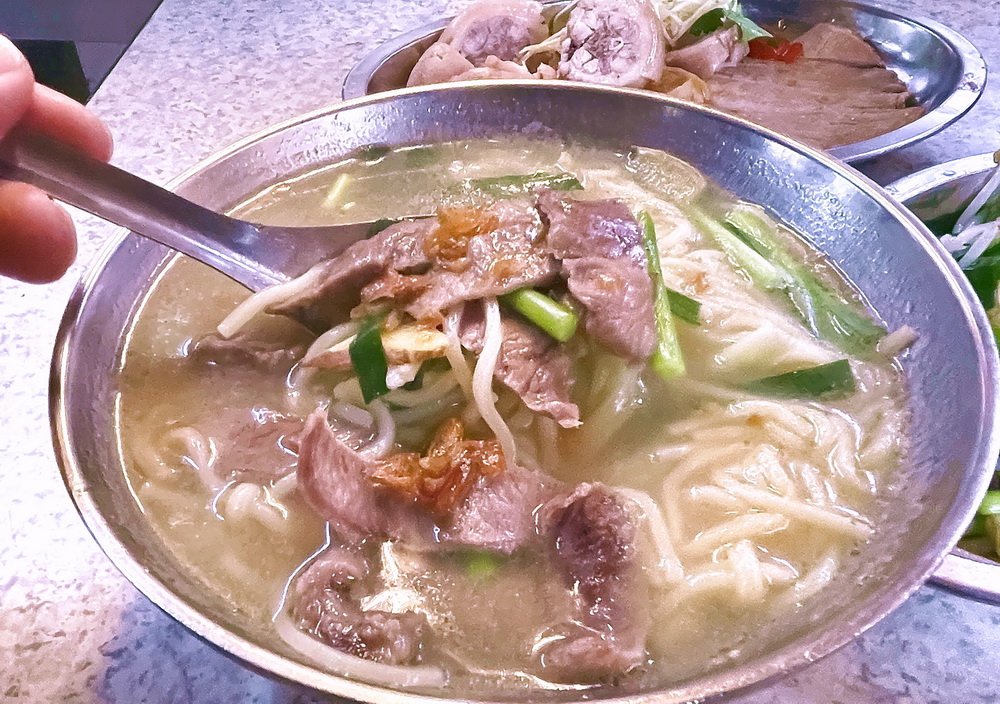 菊花肉麵的湯頭溫潤鹹香有厚度,菊花肉片鮮彈軟Q。