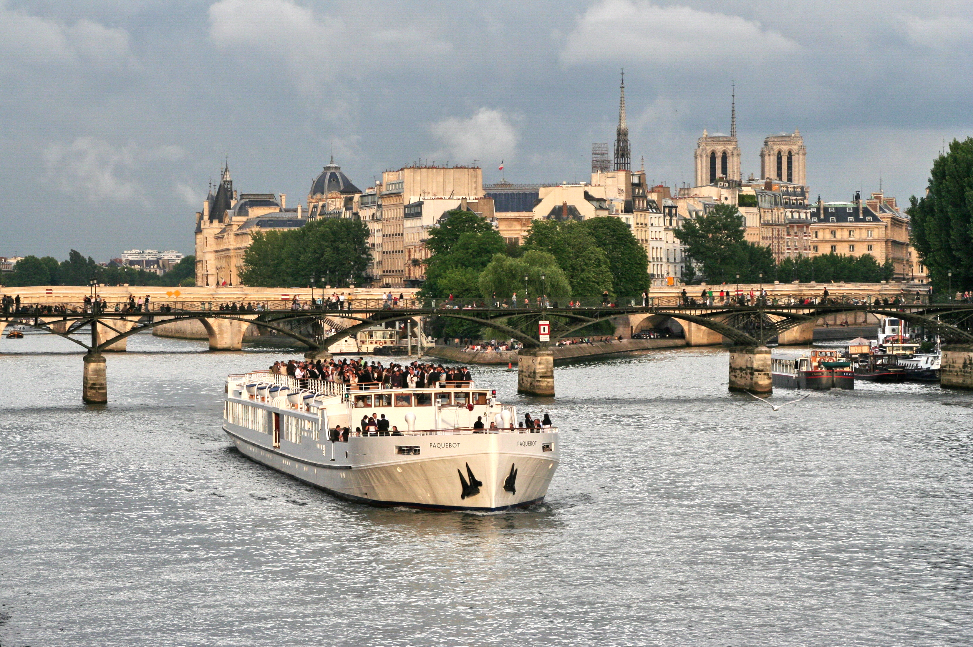 塞納河與鐵塔、凱旋門，都是巴黎的一大象徵性指標。圖片來源：pexels