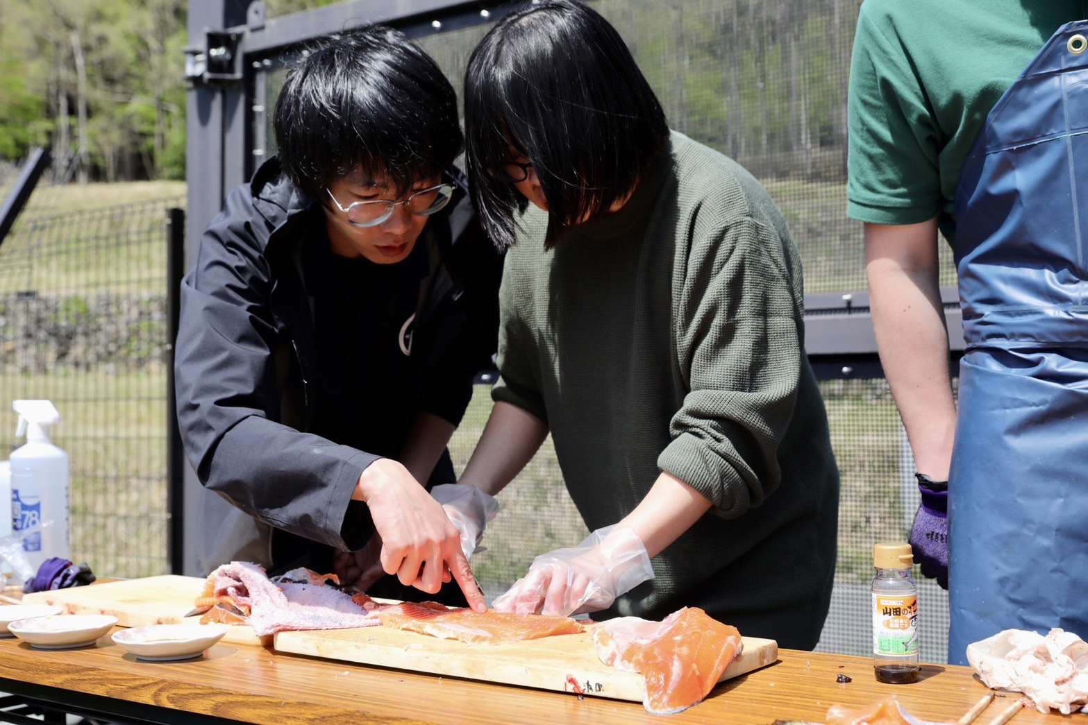 行程中也有體驗以當地物產來製作美食等。圖片來源：繫日之旅