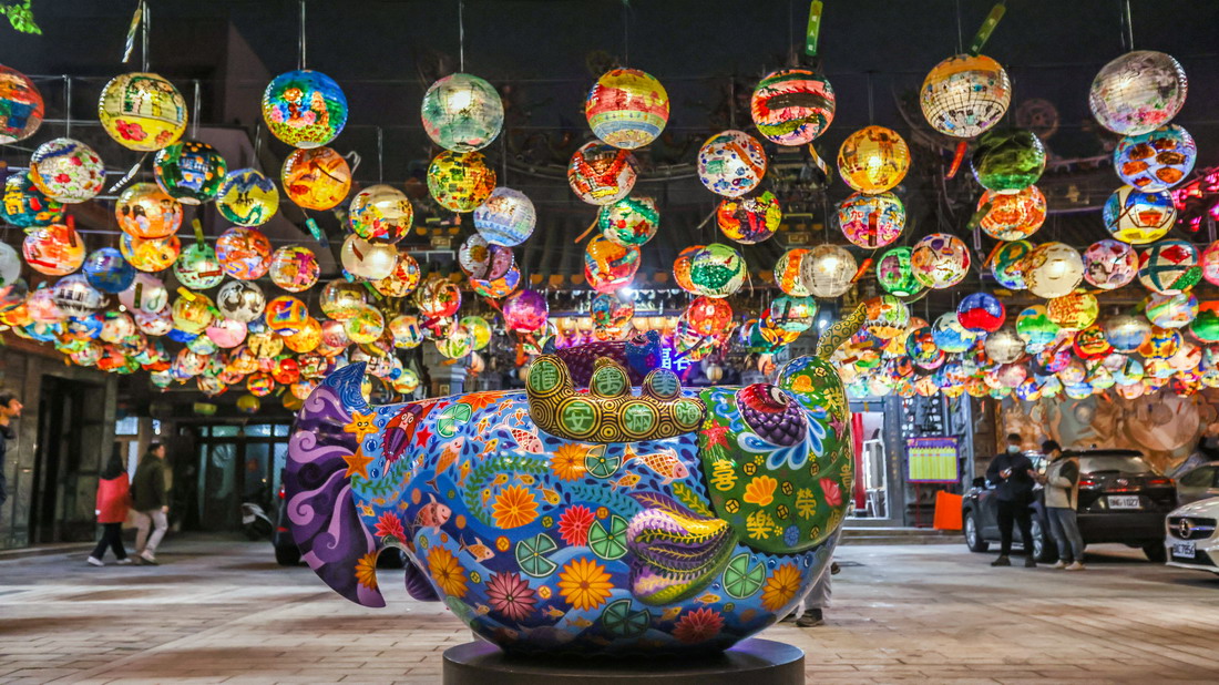 今年的普濟燈會，主燈特別邀請藝術家洪易老師作品《金龍YO有魚》共襄盛舉。圖片來源：台南市政府