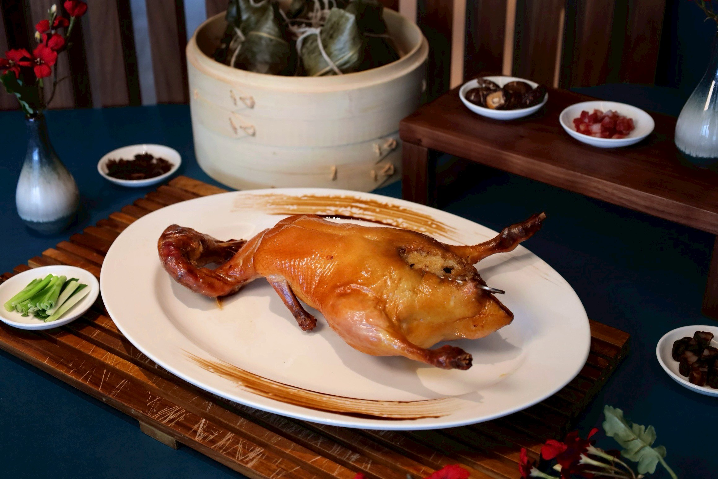 完整入粽的玉里小鴨,不僅是對花蓮在地食材的深情詮釋,更象徵端午節慶中的圓 滿與豐盛。圖片來源:花蓮潔西艾美酒店