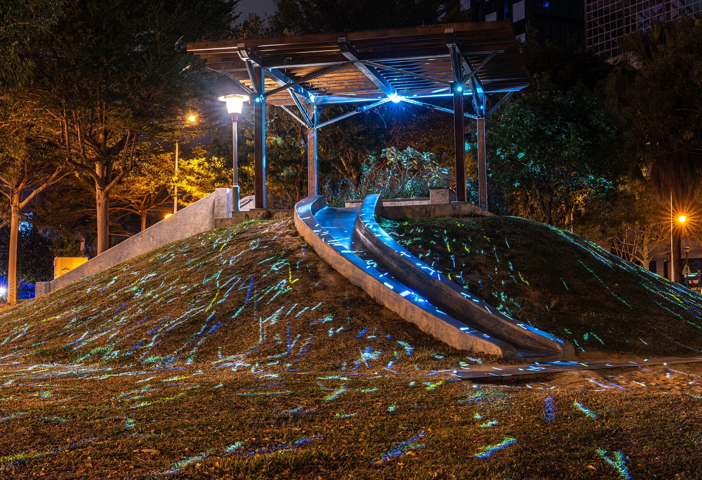 公園裡的河面、小橋、涼亭等地，都成一處處藝術展示區。圖片來源：東興圳光藝節