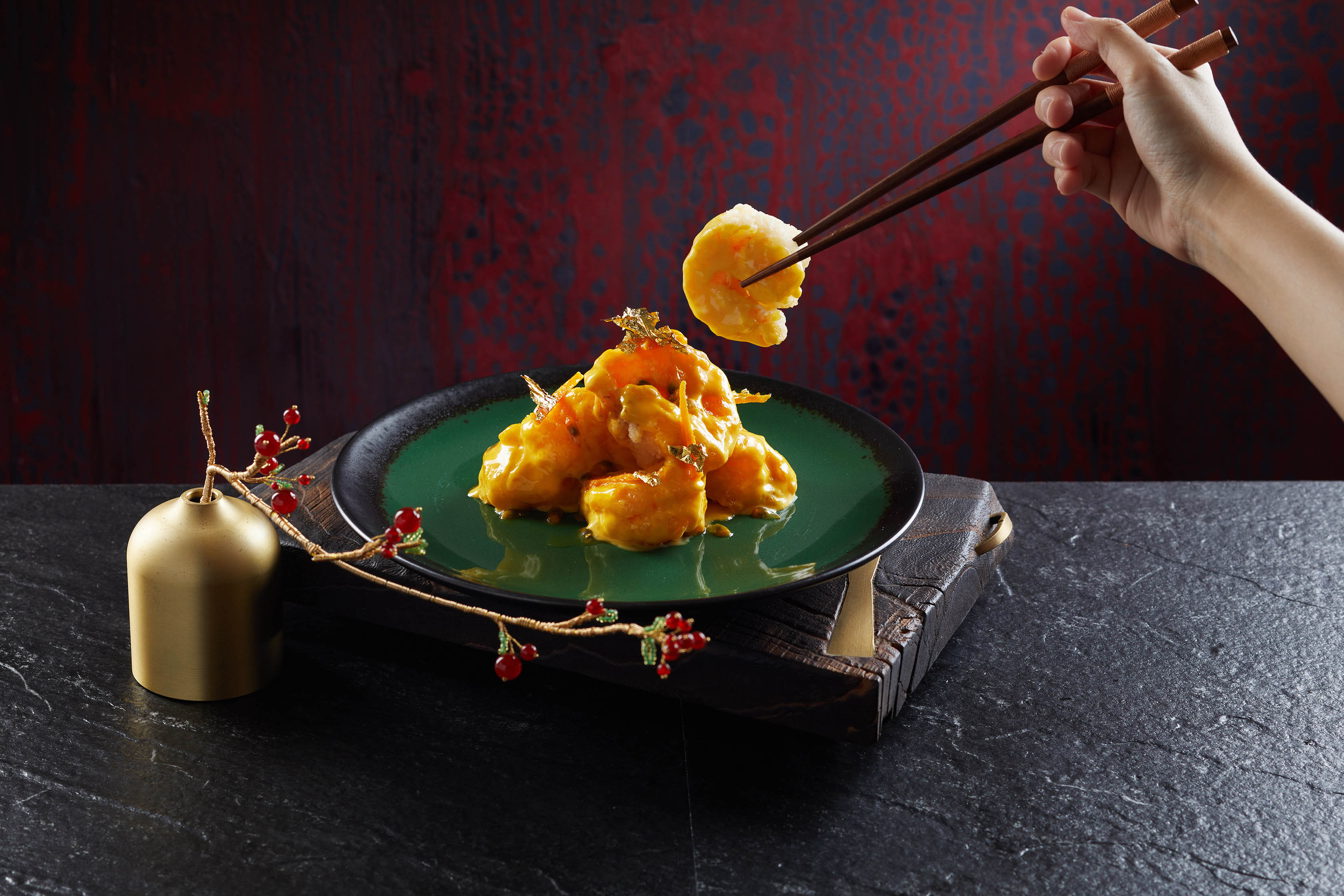 香宮-金箔百香果香芒脆蝦球。圖片提供：台北遠東香格里拉