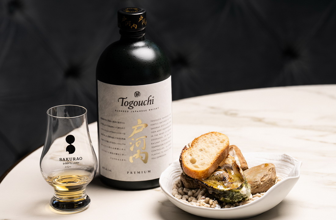戶河內調和日本威士忌 Premium，搭配廣島熱牡蠣。