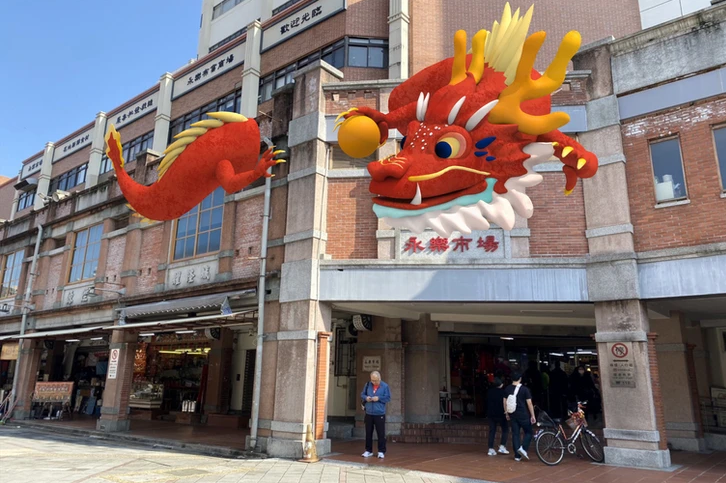 今年的年貨大街，迪化南北街將設置４座巨型龍氣球。圖片來源：台北市政府