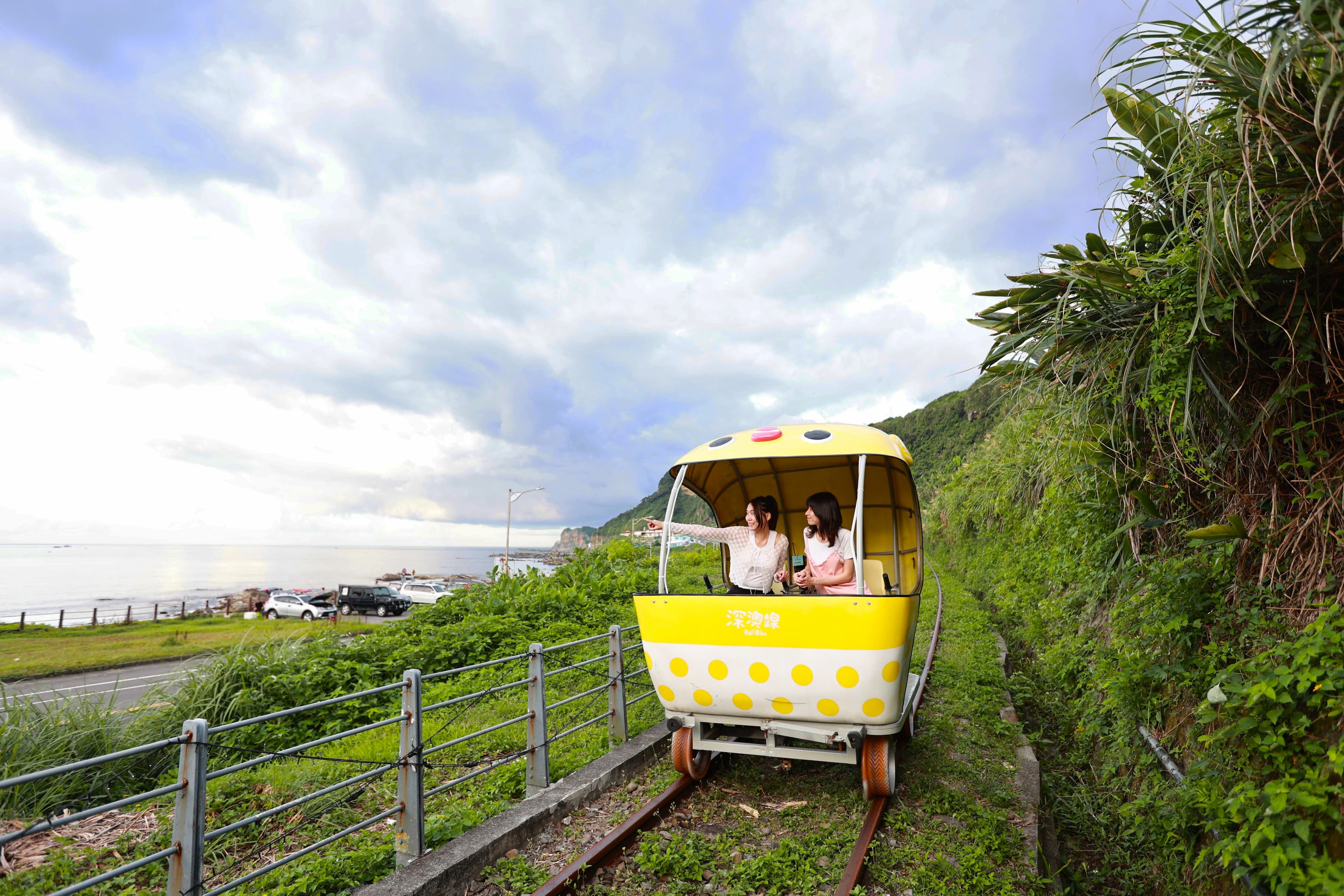 白天的深澳鐵道自行車，沿線有海景為伴，景色迷人。圖片來源：新北市政府