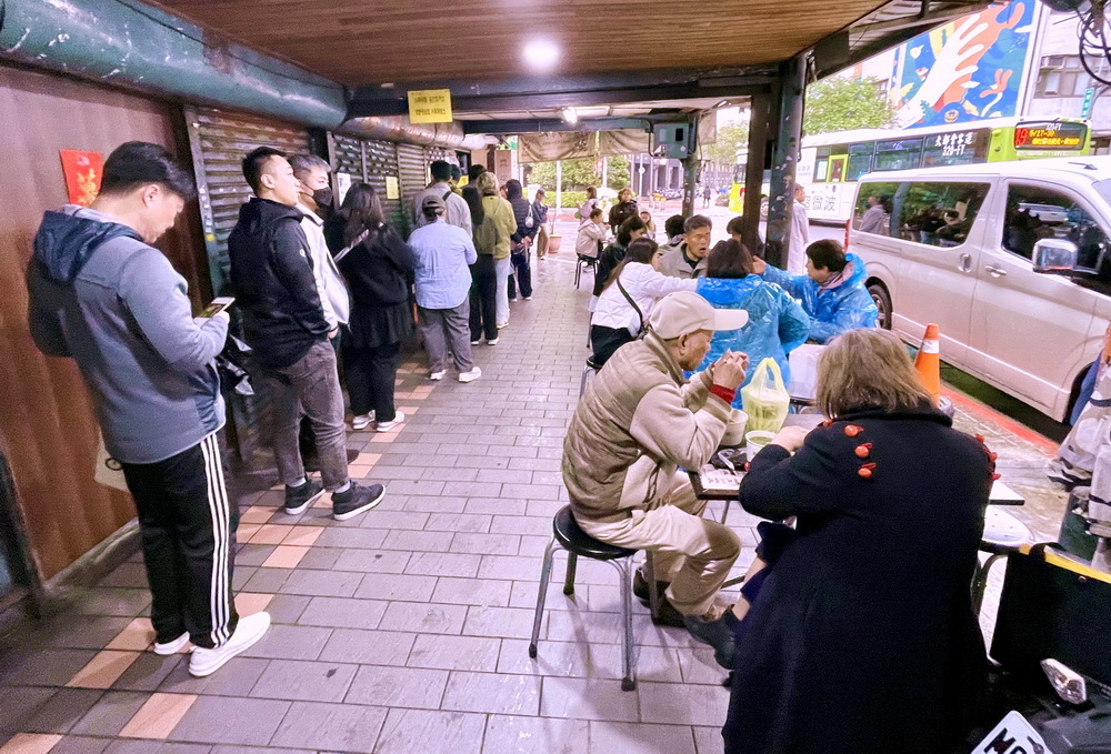 一甲子餐飲,不論平假日,永遠都是滿滿的排隊人潮。