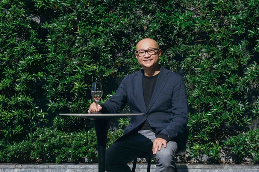 除了言行，身為執行董事的王劭仁，平常上班的穿著打扮也是非典型，他從亞馬遜總裁貝佐斯身上學到簡約美學，也自Coco Chanel的經典優雅擷取靈感，再創造出自我的風格。