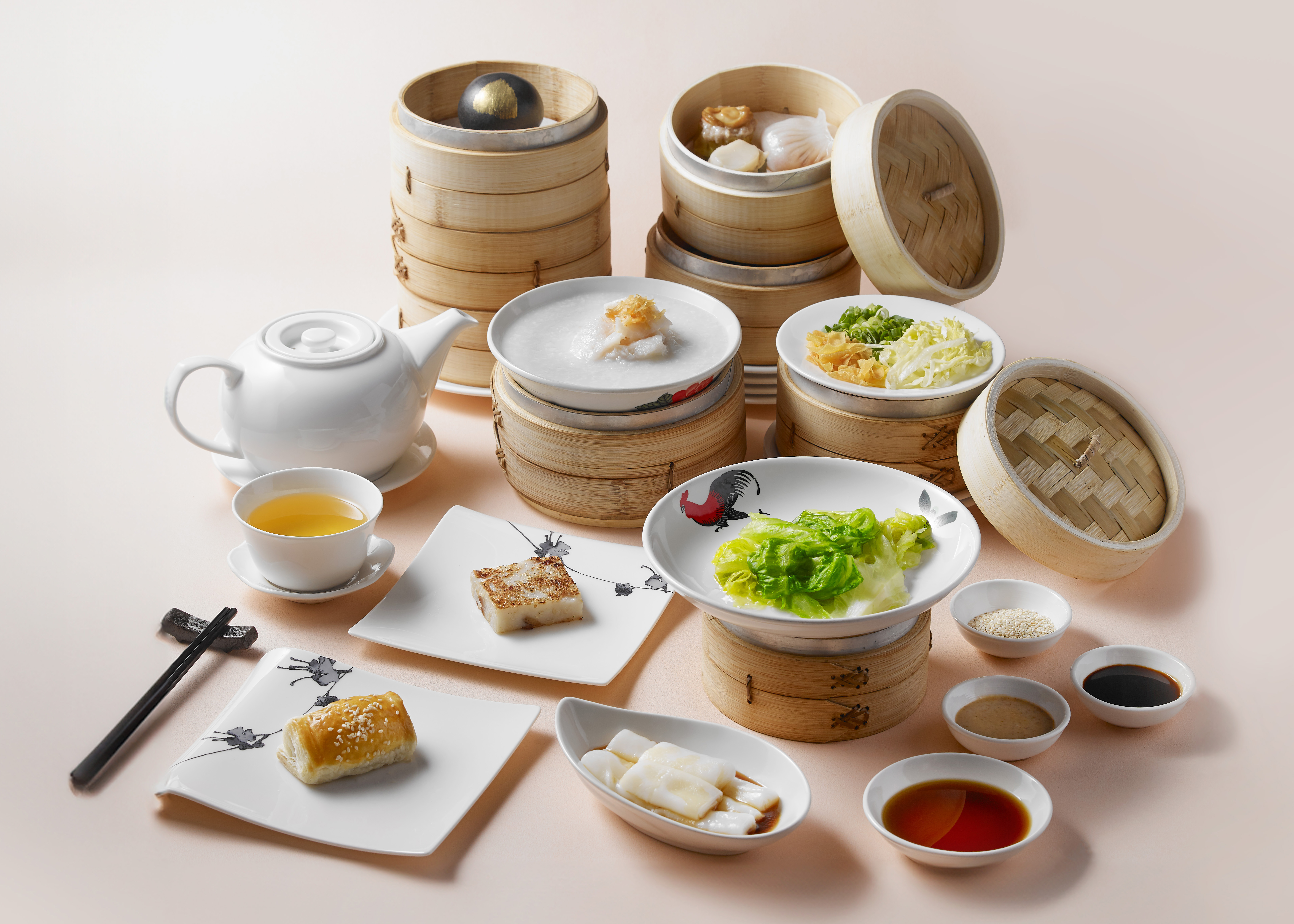 愛好中式早茶的民眾，大推「假日金龍中式早茶超值雙響券」，僅1,299元，讓三五好友週末輕鬆相聚話家常，在台北市絕美景致相伴下，打卡美拍、賞味聚會兩不誤。圖/圓山大飯店提供