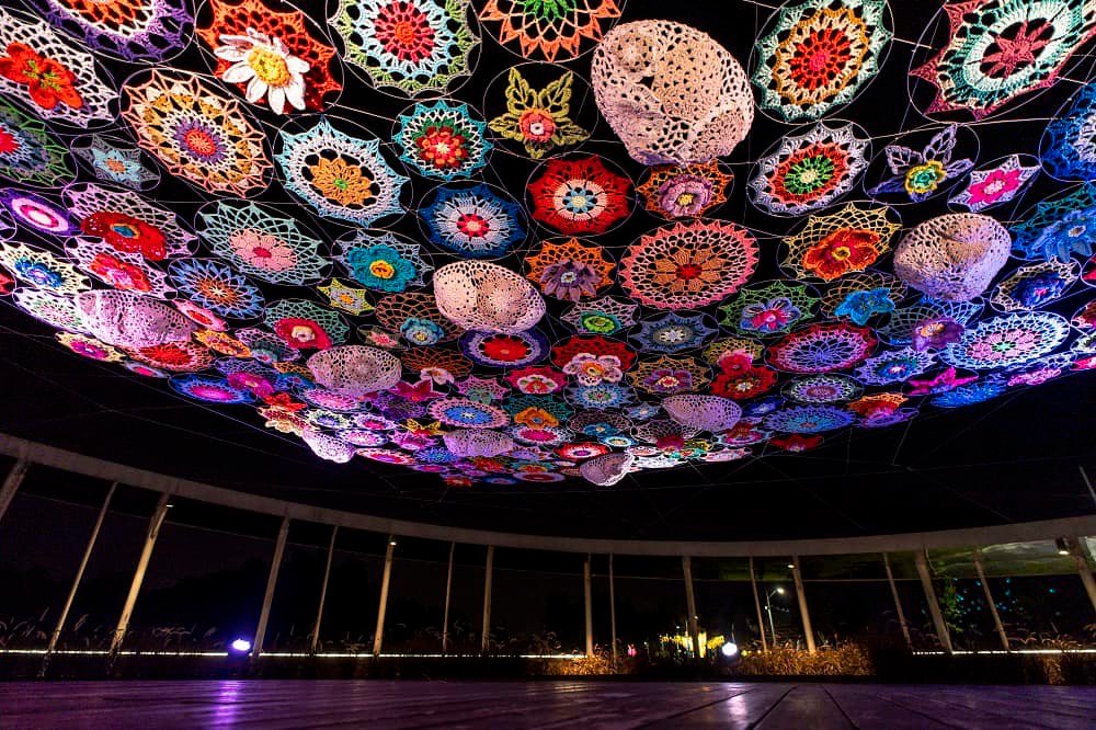 各種繽紛編織品化身為巨大的《曼陀羅穹頂》。圖片來源：屏東縣政府