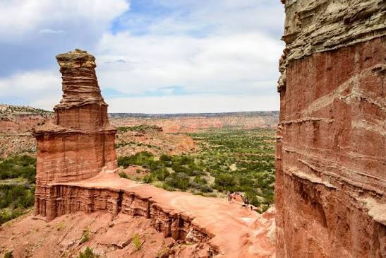 Palo Duro Canyon是美國第二大峽谷，以壯闊的峽谷地景與獨特的紅岩地貌聞名，是探索德州西部自然風光的必訪景點。