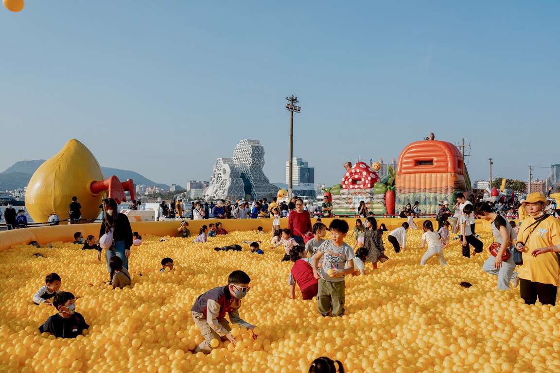 直徑達20公尺的超大型黃色球池。圖片來源：高雄市政府